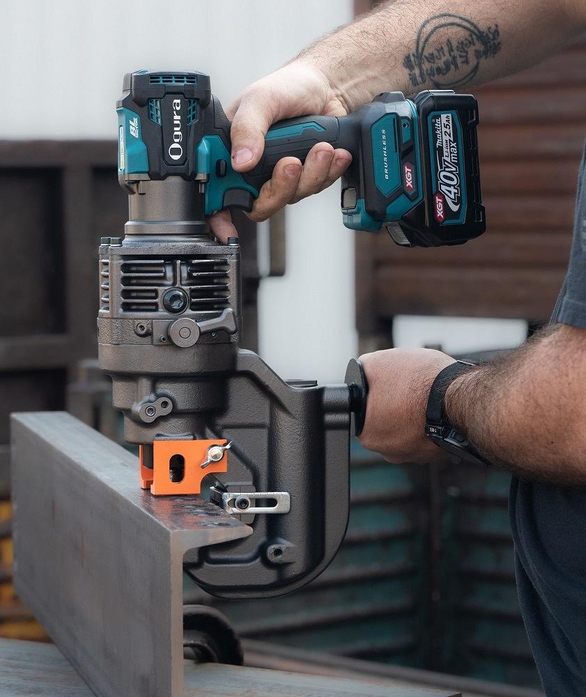 40-V cordless hole puncher works on-site, anywhere