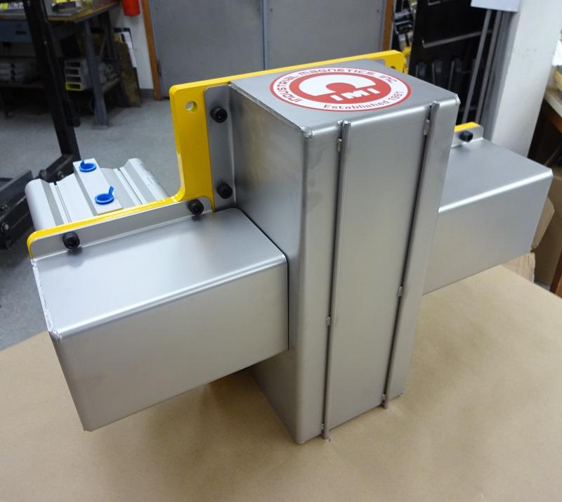 Air-actuated sheet fanner made for use in shops with space constraints