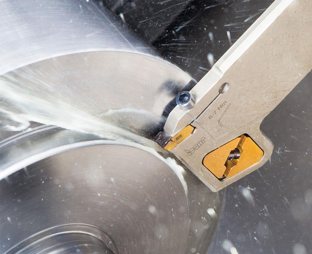 Deepgrooving and parting blades eliminate vibrations