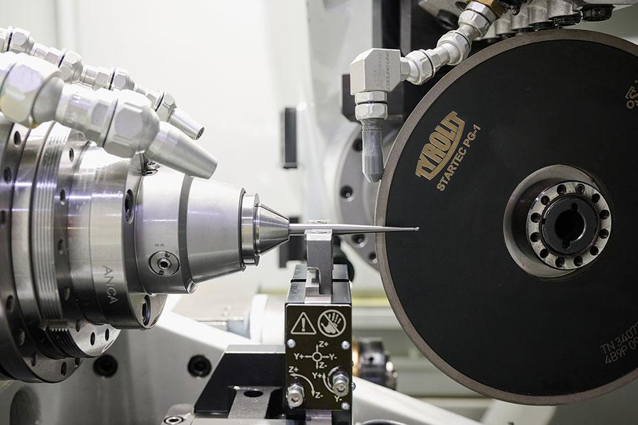 Grinding machine produces finished tool from blank in a single setup
