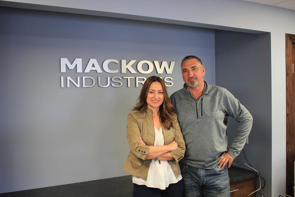 Mackow Industries家族主人 -  Liz Boroditsky和Bob Mackow。