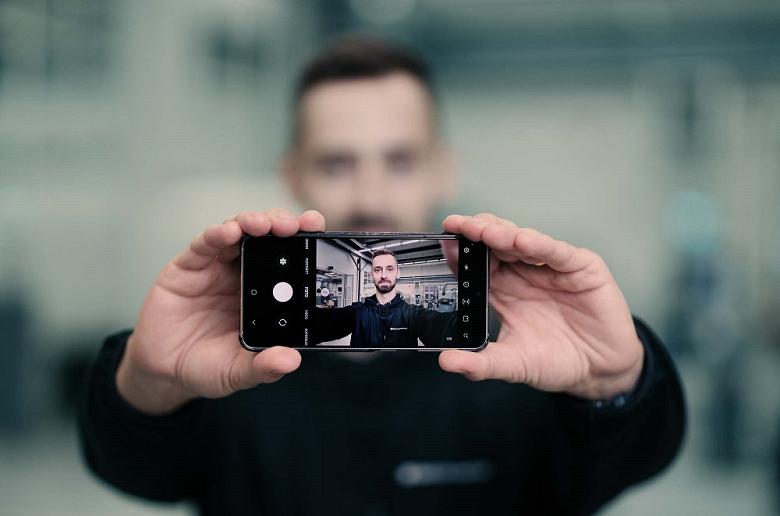 Instagram influencer Swemachinist, Daniel Jansson holding a phone taking a selfie