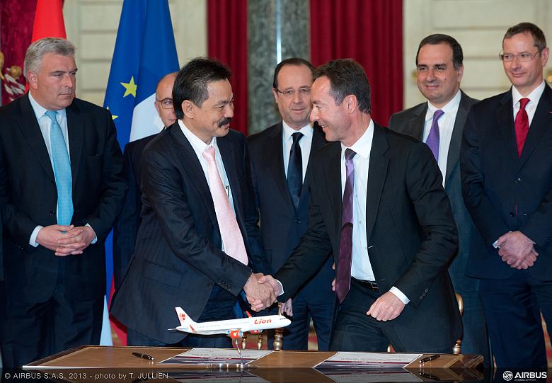Lion Air orders 234 A320 Family aircraft. The order was finalised today at a special ceremony at the Elys&eacute;e Palace in Paris in the presence of President Fran&ccedil;ois Hollande of France, who witnessed the signing of documents by Rusdi Kirana, Co-Founder and CEO of Lion Air Group and Fabrice Br&eacute;gier, President &amp;amp; CEO, Airbus. (Photo: T. Jullien/Airbus)