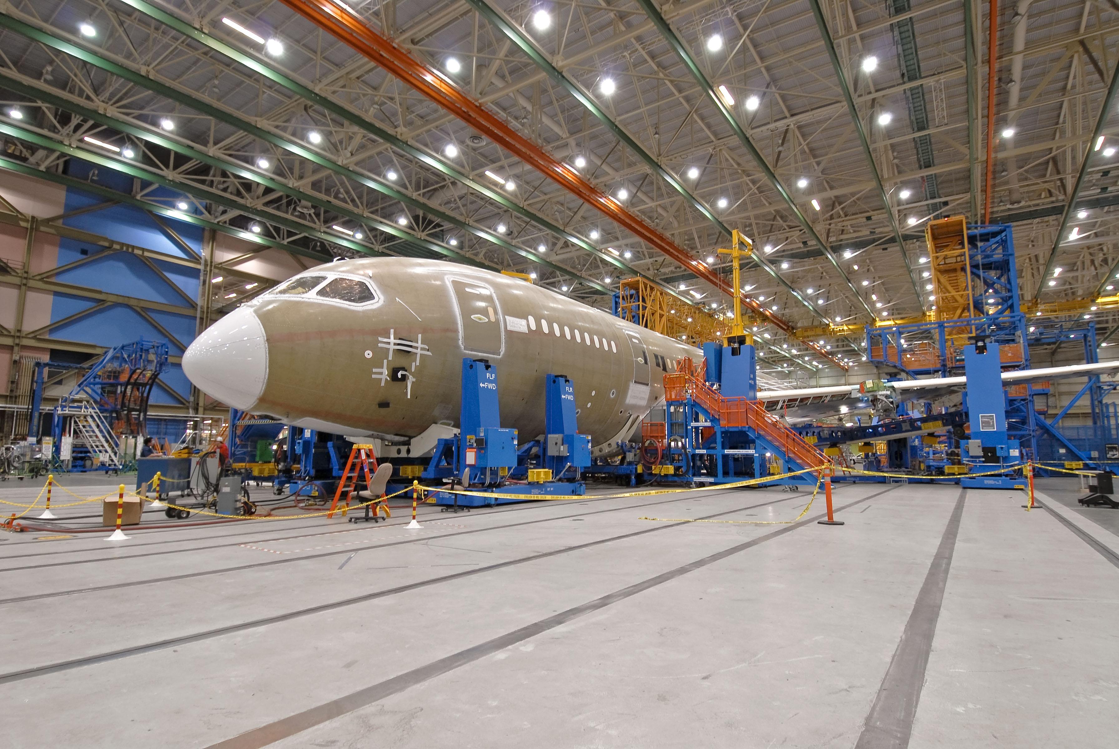 Центры авиакосмической промышленности. Boeing 787 на заводе. МС-21 выкатка. Боинг Сиэтл. Аэрокосмическая промышленность США.