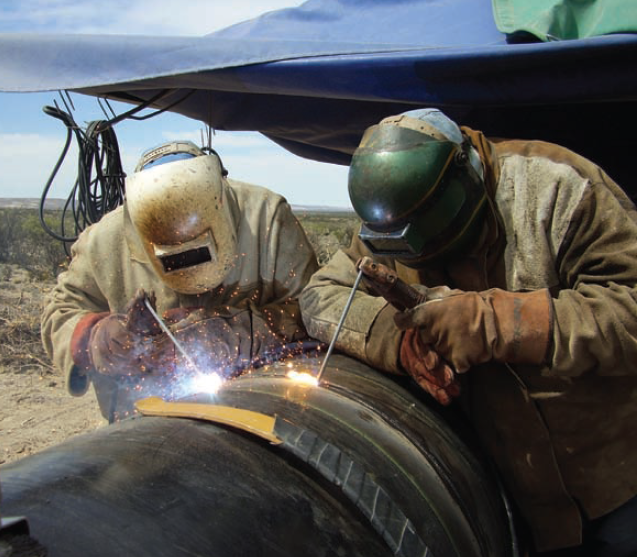 Two welders work on a pipe to minimize warpage
(image courtesy of Lincoln Electric)