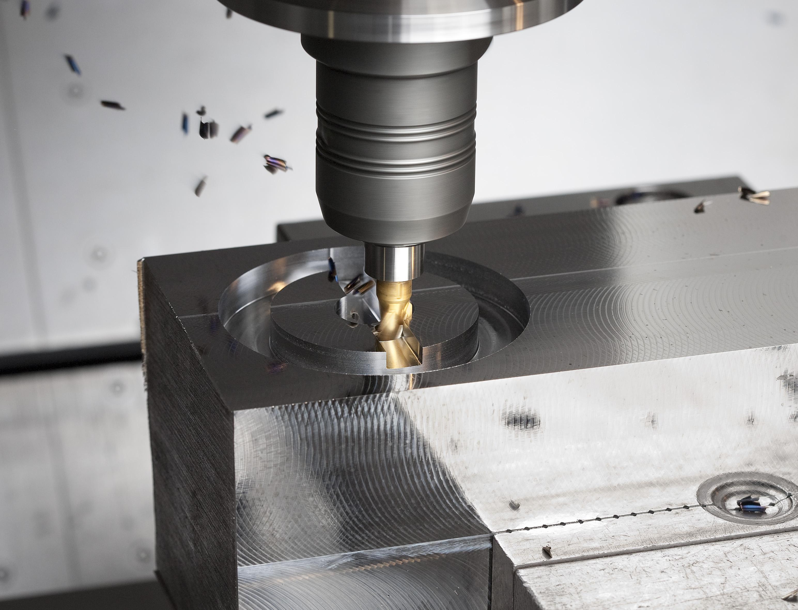 Фрезерная обработка токарном станке. Растачивание отверстий в металле CNC станок. Фреза для сверления отверстий в металле на станке гф2171. Фрезерование концевой фрезой. CNC milling Brass станок.