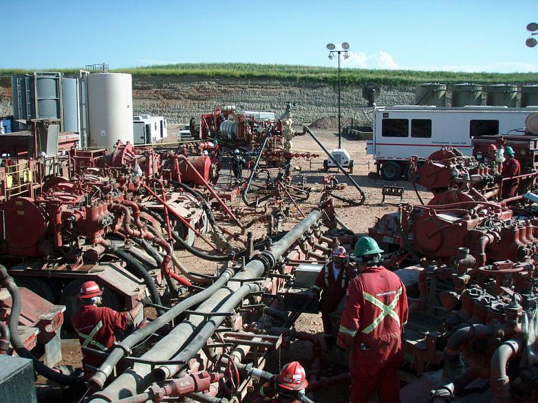 Fracking job in process (U.S.). By Joshua Doubek (Own work) [CC-BY-SA-3.0 (http://creativecommons.org/licenses/by-sa/3.0)], via Wikimedia Commons