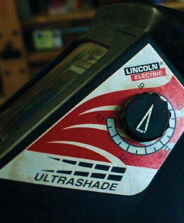 An externally
mounted variable
shade adjustment
knob on a helmet
from Lincoln Electric.
PHOTO: NESTOR GULA