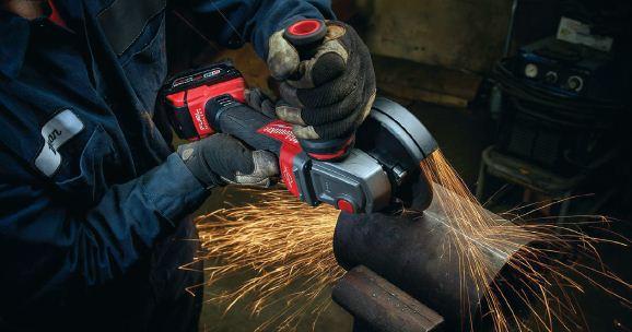 Cut off wheels are
great for cutting
awkward objects.
IMAGE COURTESY OF
MILWAUKEE ELECTRIC
TOOL CORPORATION